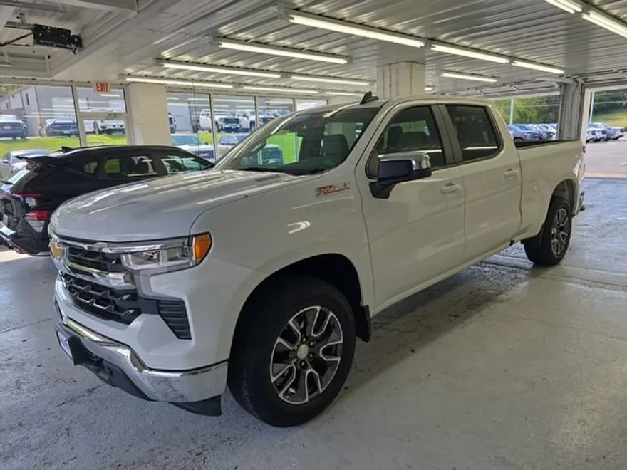 2022 Chevrolet Silverado 1500 LT photo 1