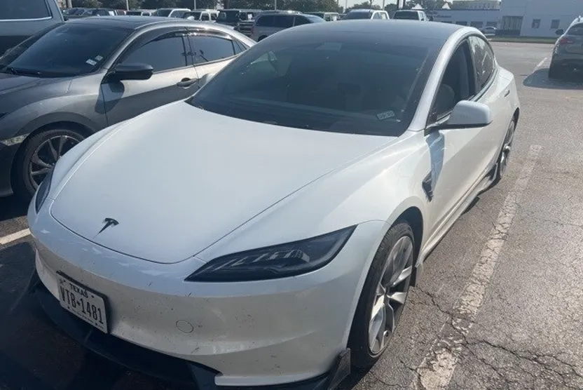 2024 Tesla Model 3 photo 1