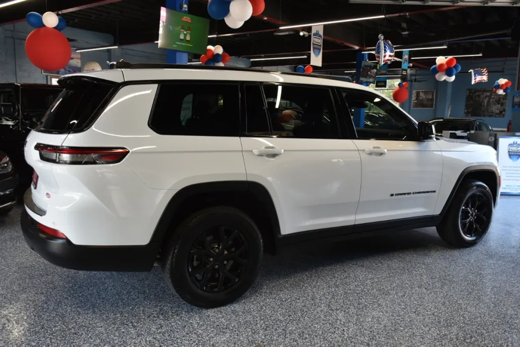 2024 Jeep Grand Cherokee Laredo photo 1