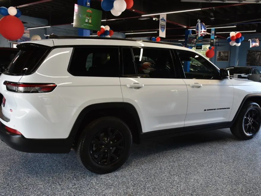 2024 Jeep Grand Cherokee Laredo photo 1