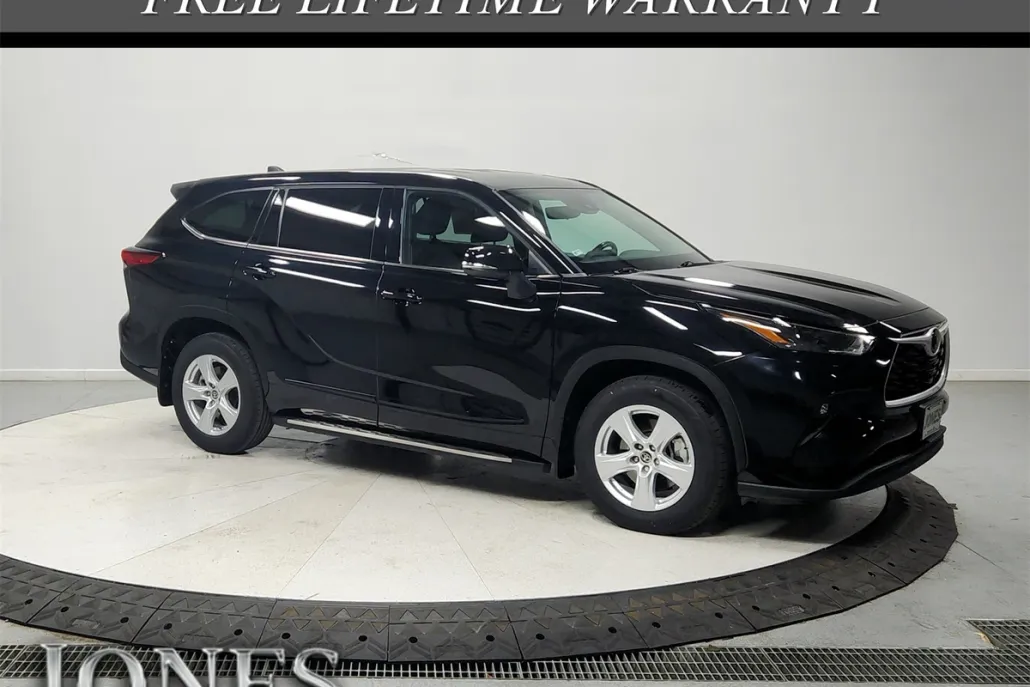 2022 Toyota Highlander LE photo 1