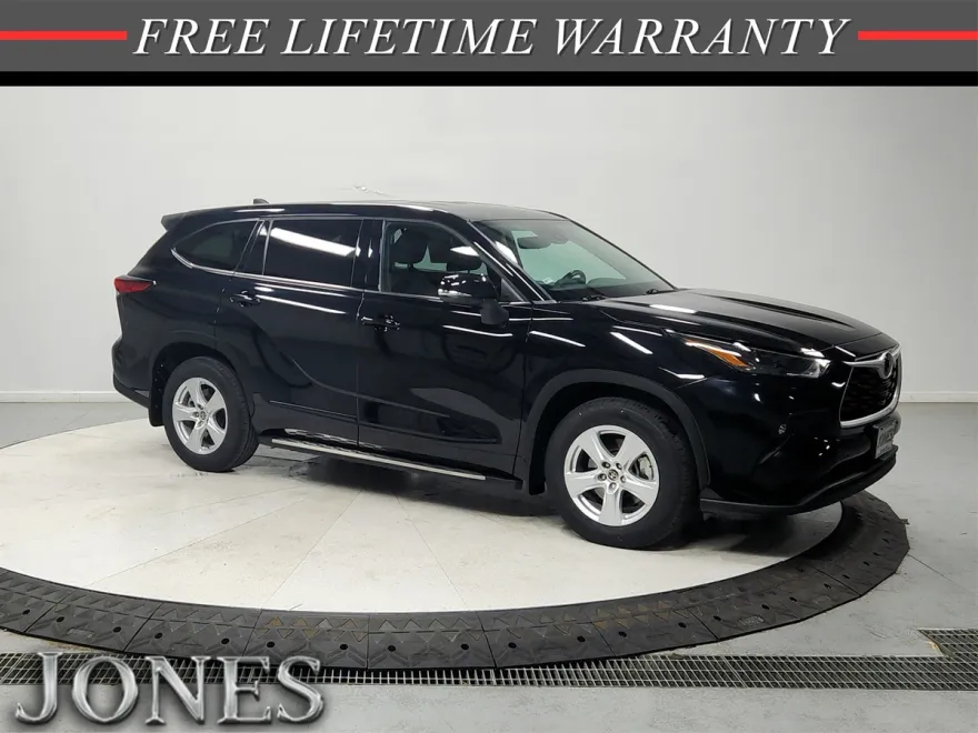 2022 Toyota Highlander LE photo 1