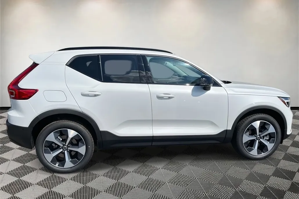 2026 Volvo XC40 Plus photo 1