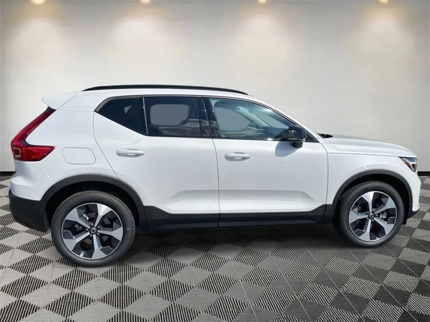 2026 Volvo XC40 Plus photo 1