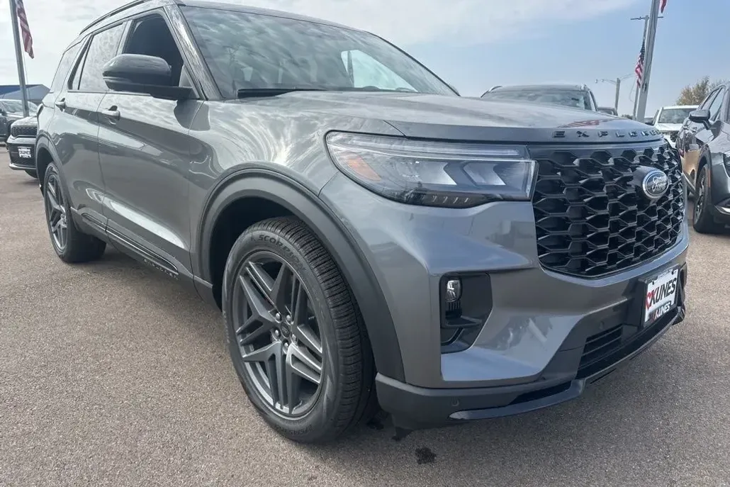 2025 Ford Explorer ST photo 1