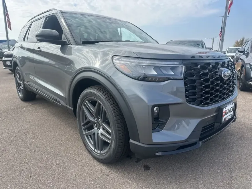 2025 Ford Explorer ST photo 1