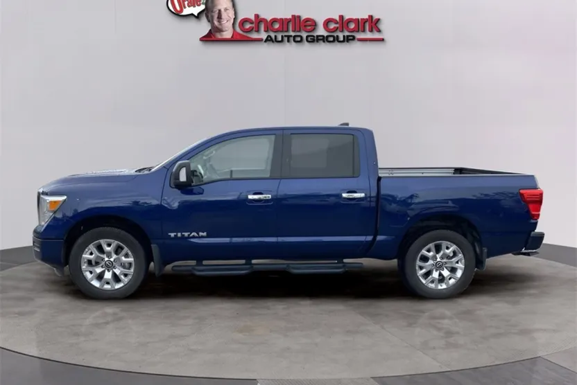 2023 Nissan Titan SV photo 1