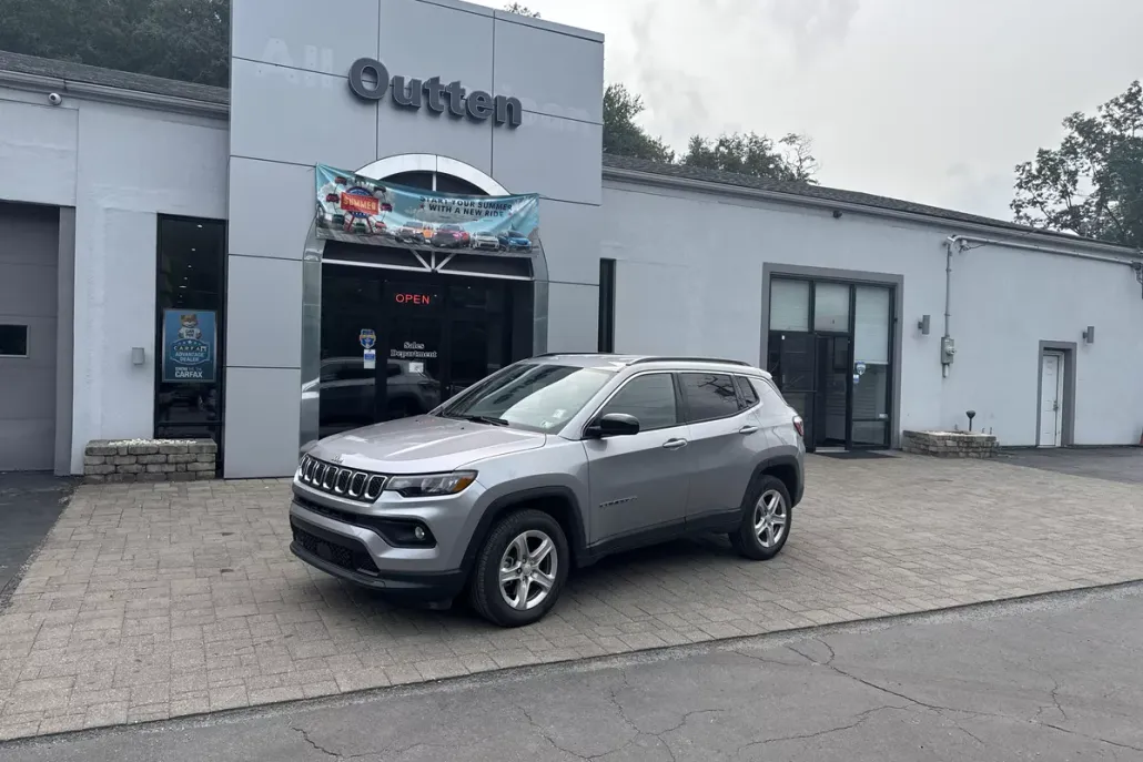 2024 Jeep Compass Latitude photo 1