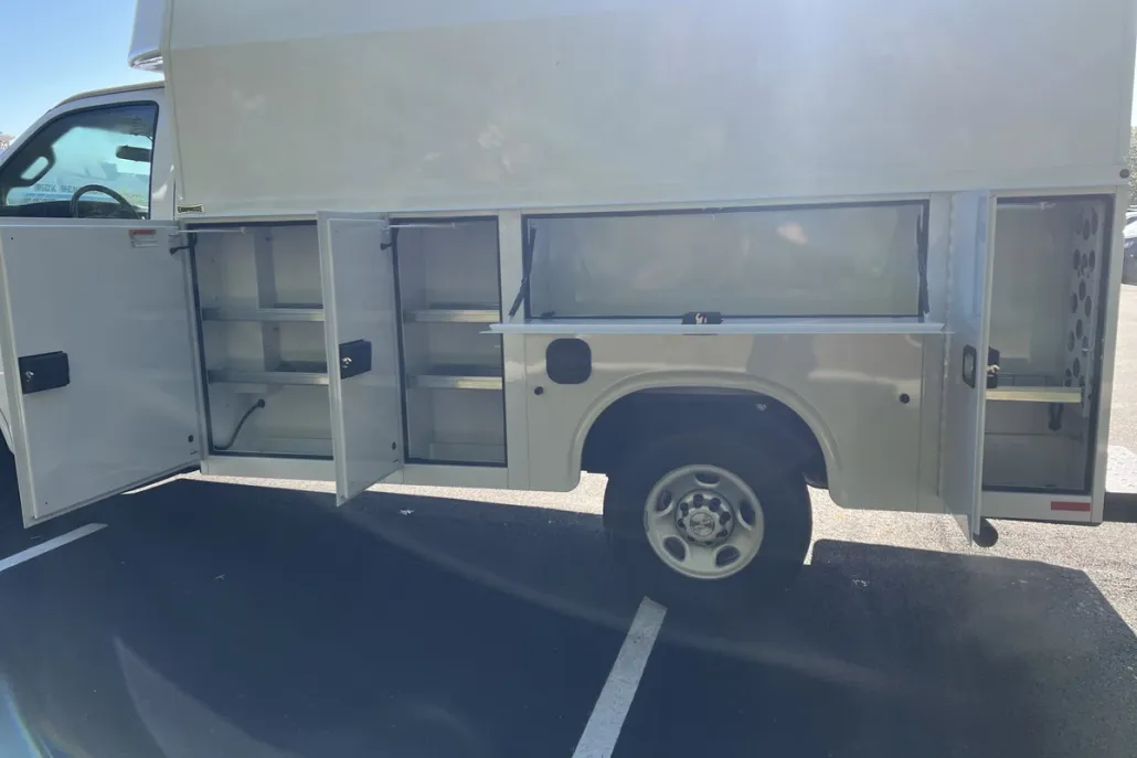 2025 Chevrolet Express 3500 Cutaway photo 1