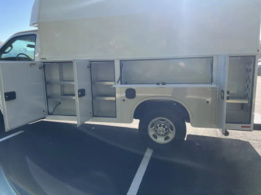 2025 Chevrolet Express 3500 Cutaway photo 1