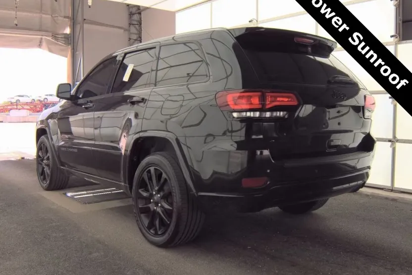 2019 Jeep Grand Cherokee Laredo Altitude photo 1