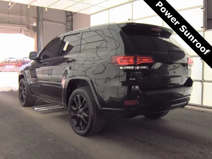 2019 Jeep Grand Cherokee Laredo Altitude photo 1
