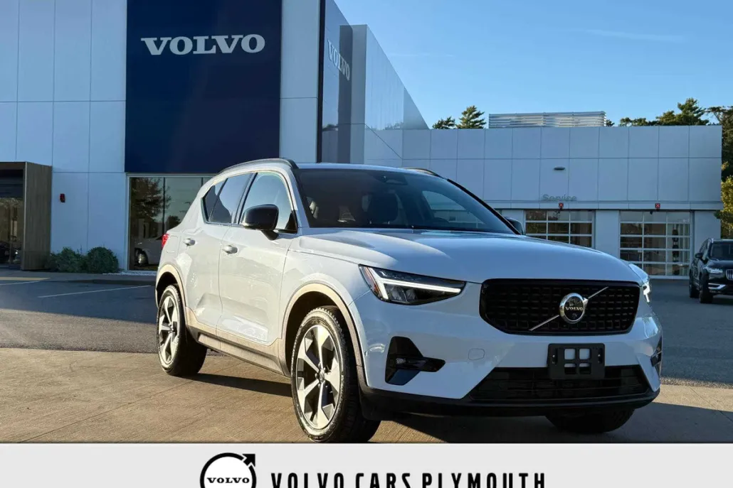 2025 Volvo XC40 Plus photo 1