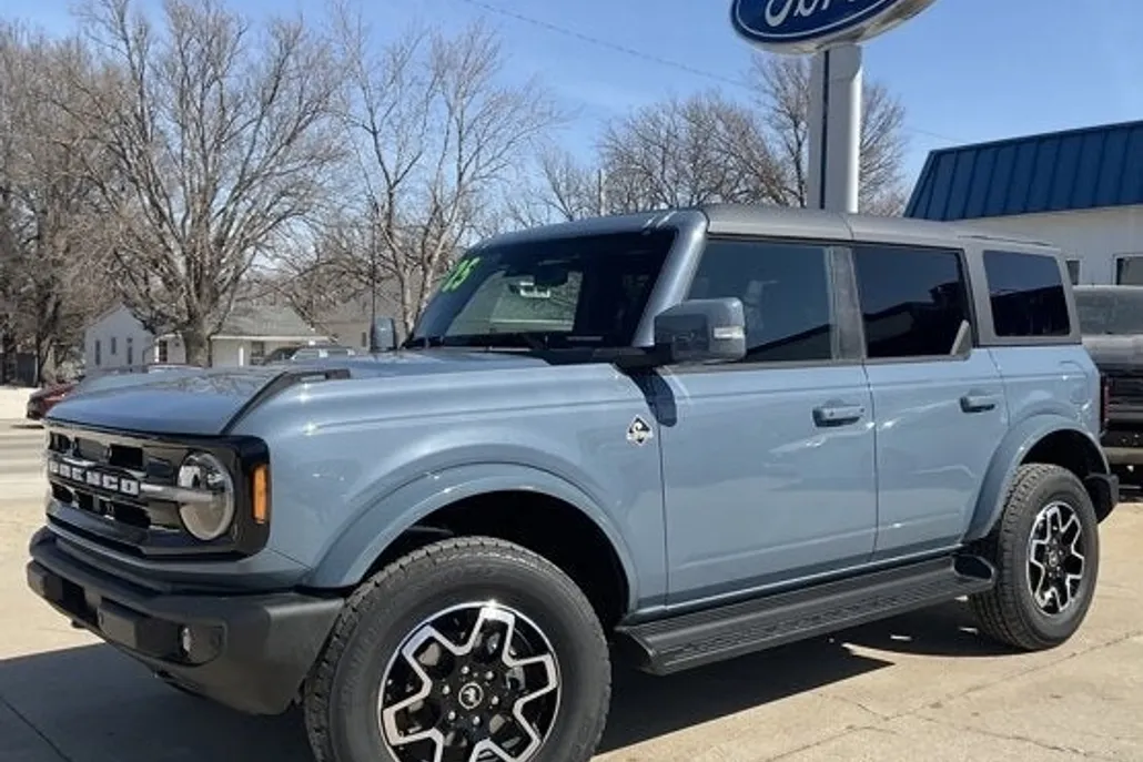 2025 Ford Bronco Outer Banks photo 1