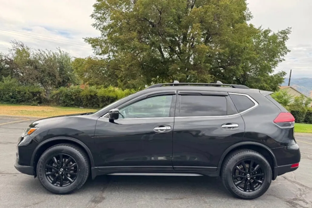 2018 Nissan Rogue SV photo 1