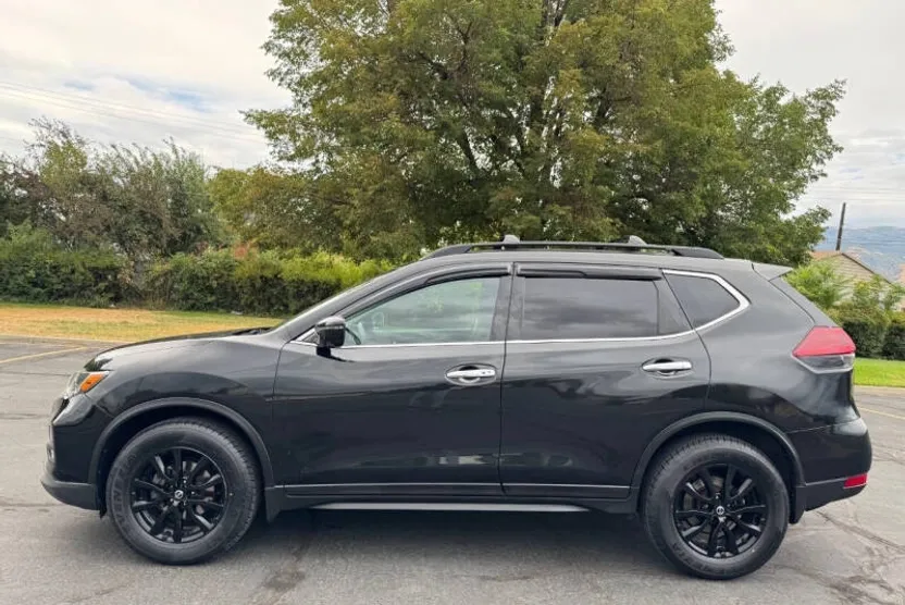 2018 Nissan Rogue SV photo 1