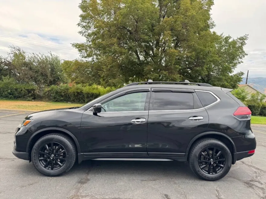 2018 Nissan Rogue SV photo 1
