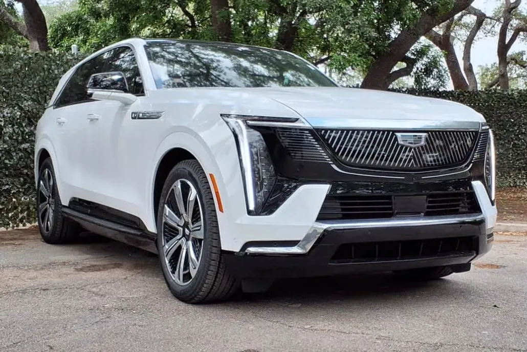 2025 Cadillac Escalade IQ Luxury photo 1
