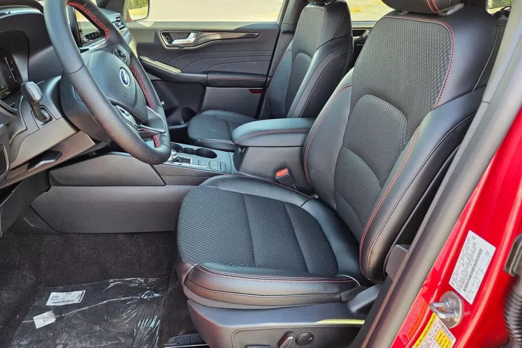 2025 Ford Escape ST-Line photo 1