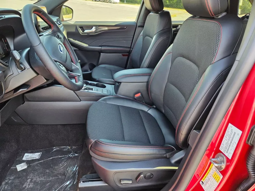 2025 Ford Escape ST-Line photo 1