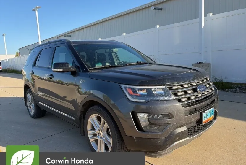 2016 Ford Explorer XLT photo 1