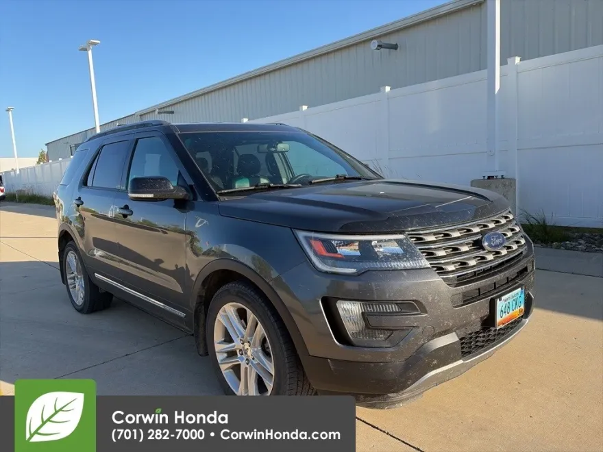2016 Ford Explorer XLT photo 1