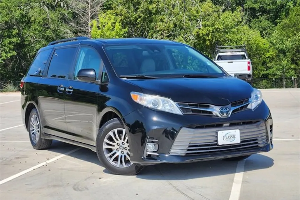 2019 Toyota Sienna XLE photo 1