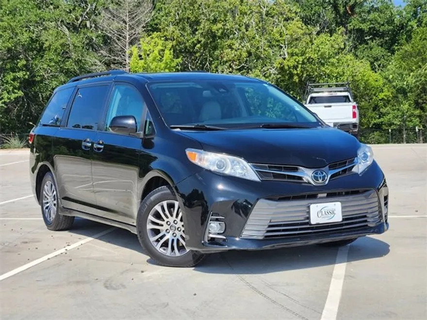 2019 Toyota Sienna XLE photo 1
