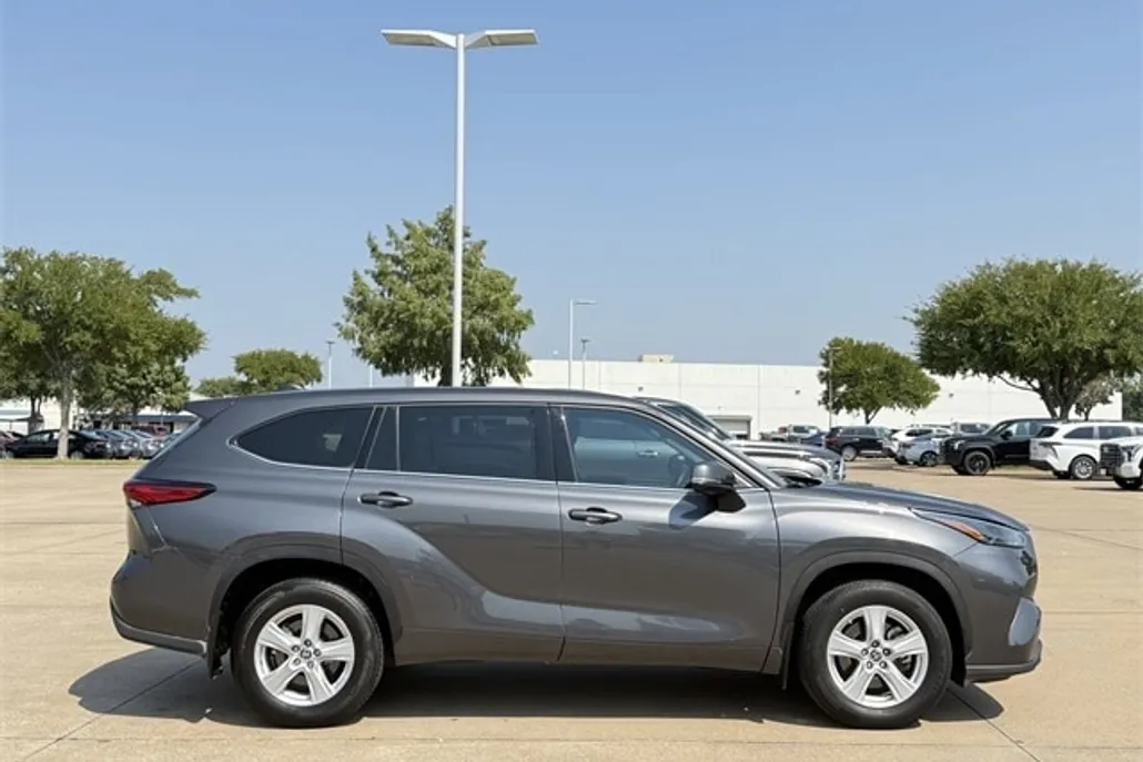 2022 Toyota Highlander L photo 1