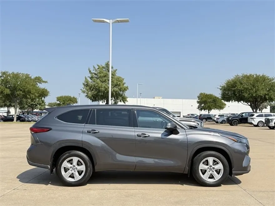 2022 Toyota Highlander L photo 1