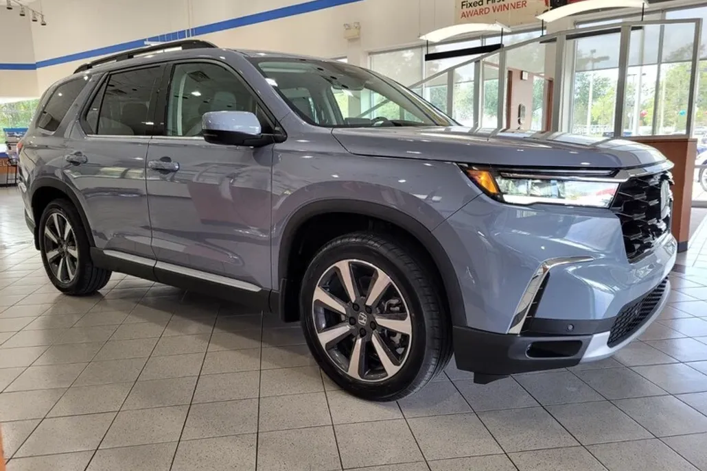 2025 Honda Pilot Touring photo 1