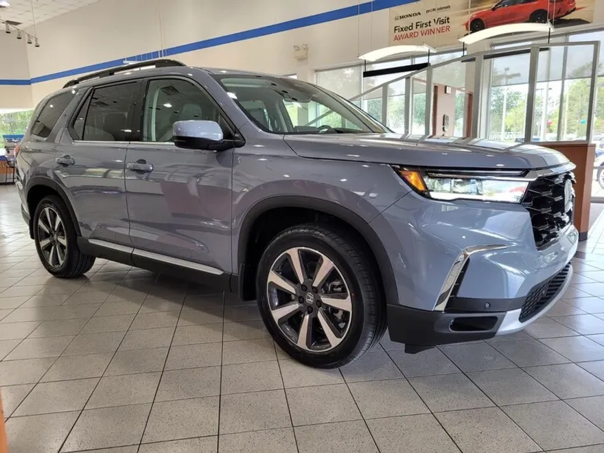 2025 Honda Pilot Touring photo 1