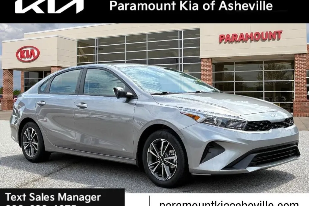 2023 Kia Forte LXS photo 1