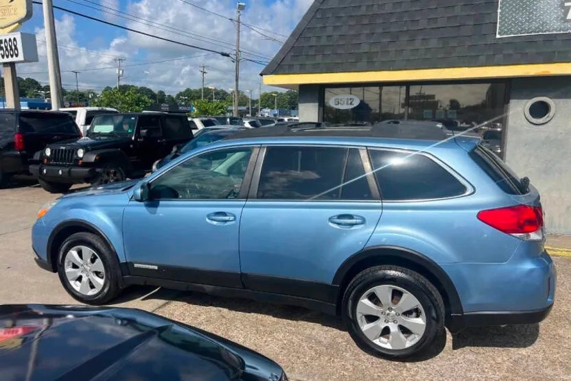 2011 Subaru Outback 2.5i Limited photo 1