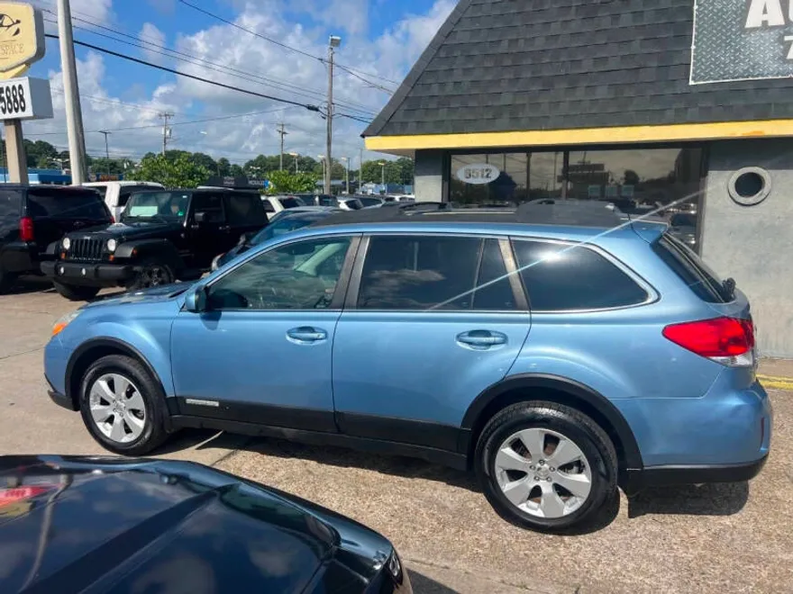 2011 Subaru Outback 2.5i Limited photo 1