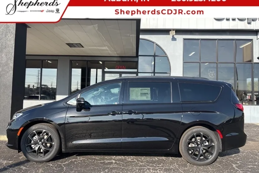 2026 Chrysler Pacifica Limited photo 1