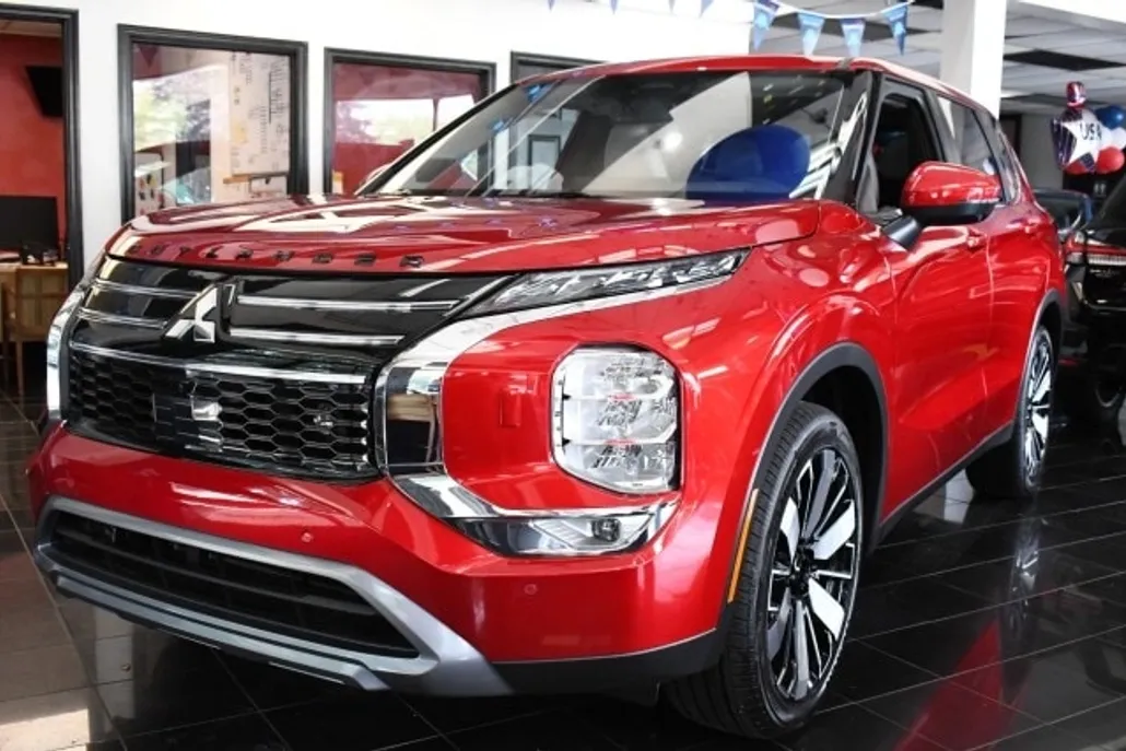 2025 Mitsubishi Outlander SE photo 1