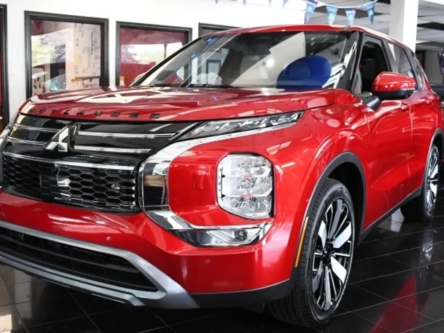 2025 Mitsubishi Outlander SE photo 1