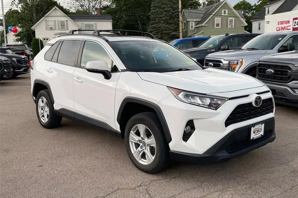 2021 Toyota RAV4 XLE photo 1