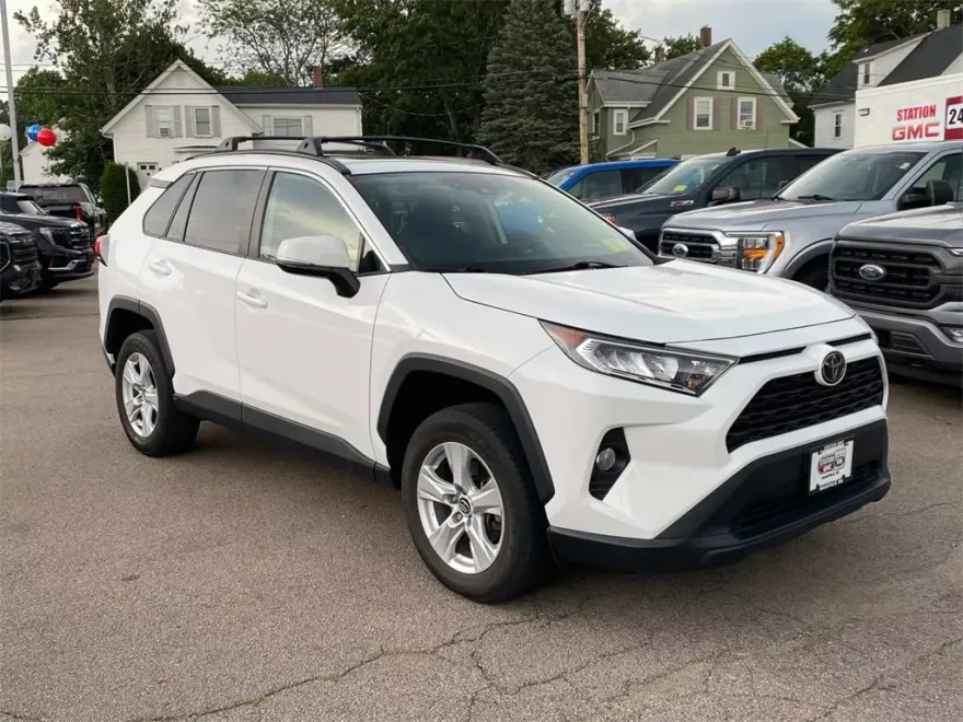 2021 Toyota RAV4 XLE photo 1