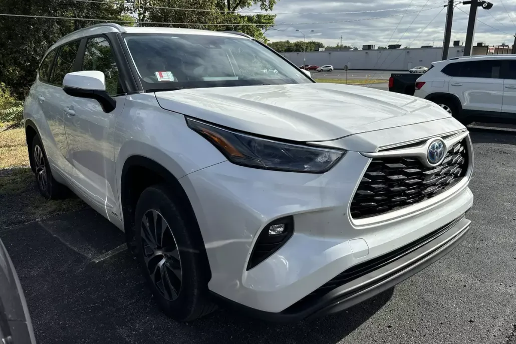 2023 Toyota Highlander XLE Hybrid photo 1