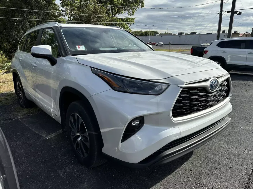 2023 Toyota Highlander XLE Hybrid photo 1