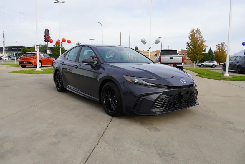 2025 Toyota Camry SE photo 1