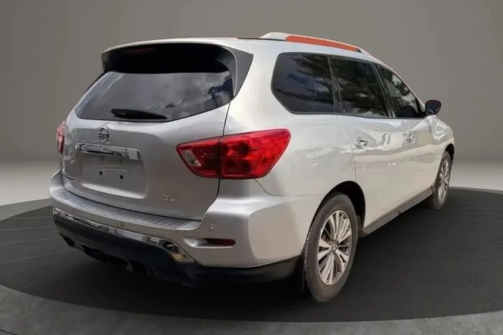 2017 Nissan Pathfinder SL photo 1