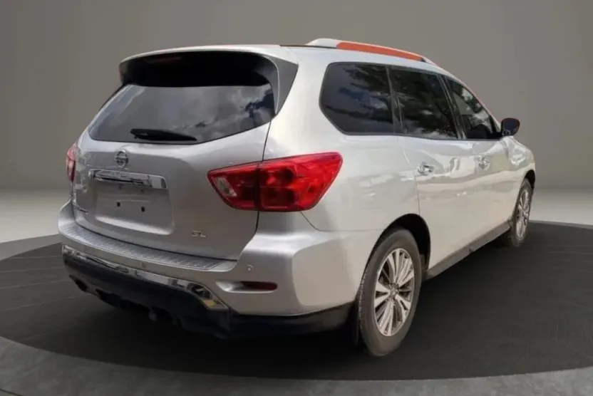 2017 Nissan Pathfinder SL photo 1