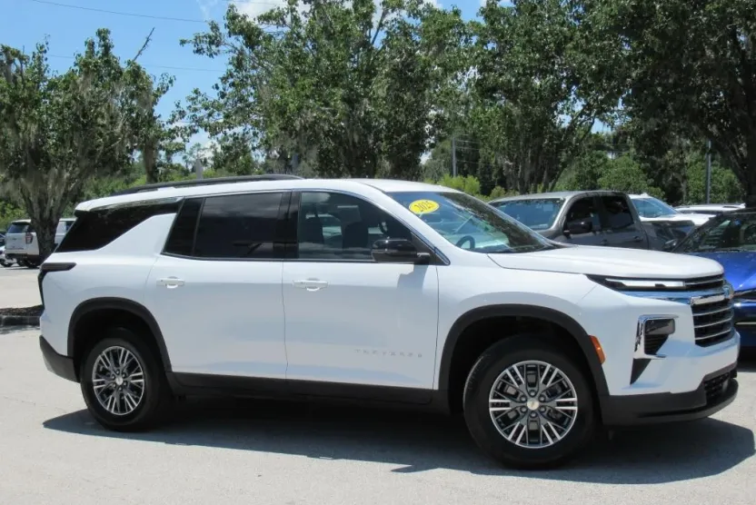 2025 Chevrolet Traverse photo 1