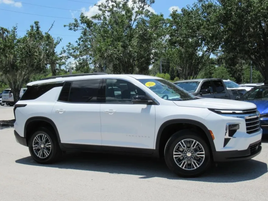 2025 Chevrolet Traverse photo 1