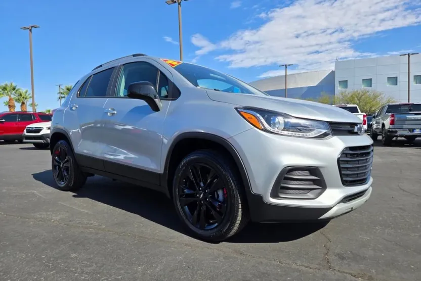 2022 Chevrolet Trax LT photo 1