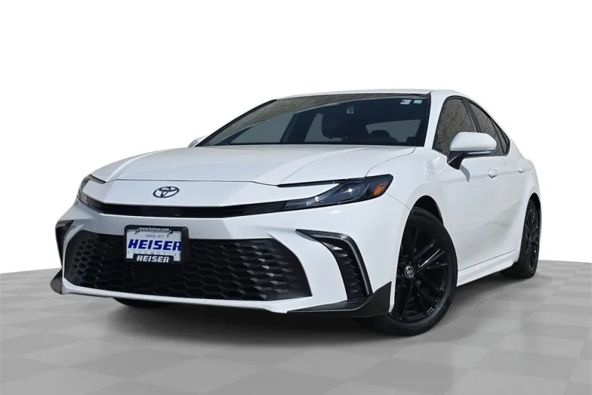2025 Toyota Camry SE photo 1
