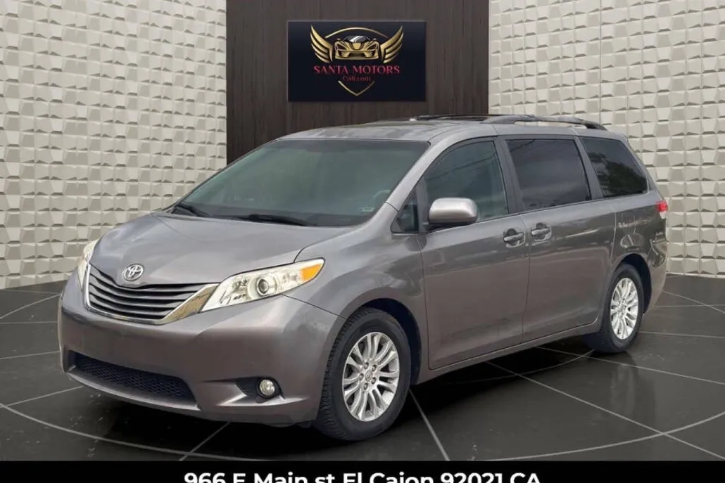 2012 Toyota Sienna XLE photo 1